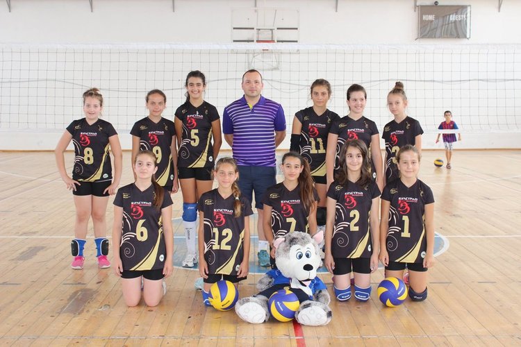 Отборът на момичетата, родени 2004/05 година и треньорът Александър Дафинов