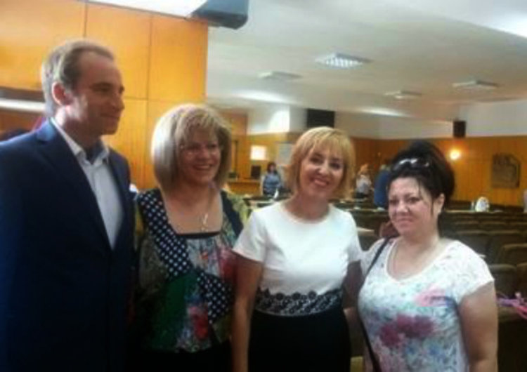 Мая Манолова с препоръка до мобилните оператори за софтуер за родителски контрол