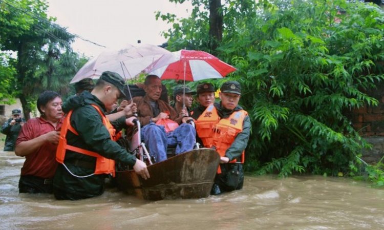 Три дни валя дъжд в Китай, отне живота на 50 души