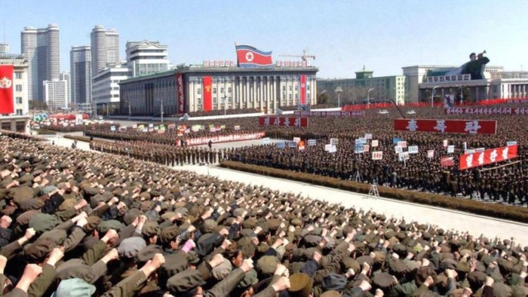 Десетки хиляди на манифестация в Пхенян приветстват вожда Ким
