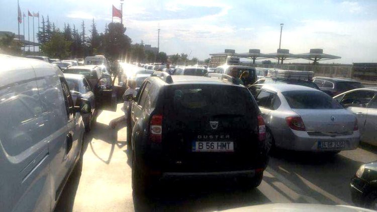 Зверски проверки и километрични опашки по турско-българската граница