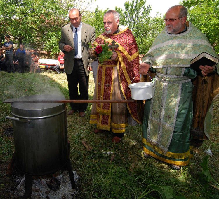 "Вечният кмет" Делчо Митев дори не може да преброи на колко курбана е присъствал