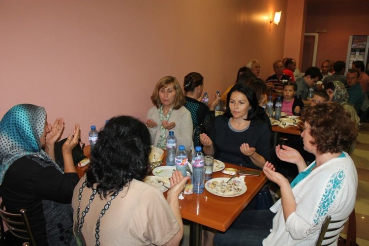 Ресми Мурад даде ифтар по случай свещената нощ Кадир