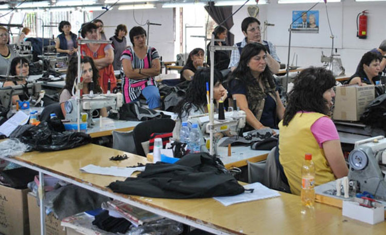 И местата за шивачки намаляват,въпреки че шием евтино