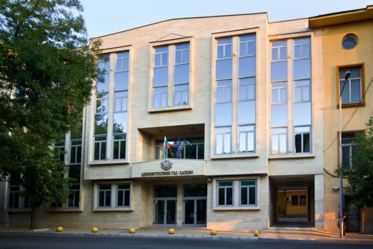 Полицай закрива с фуражка камера в патрулка, наказанието му падна в съда