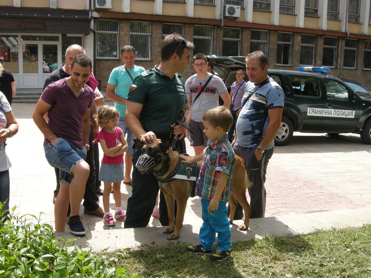 Демонстрация и стрелби за празника на МВР