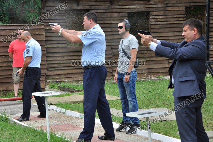 Директорът на МВР Хасково Ангел Цанков и шефът на КАТ Иван Расоков също грабнаха пищовите, но показаха скромни резултати, навярно от солидарност с журналистите