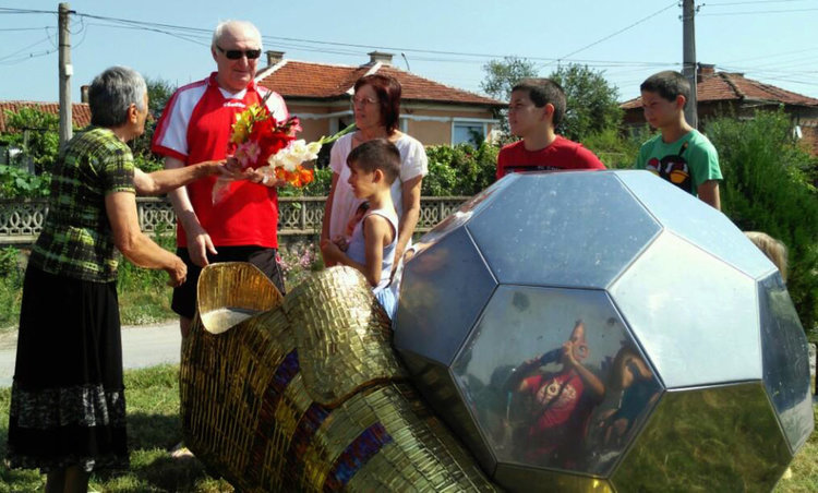 Футболна легенда дойде при златната си обувка в Книжовник