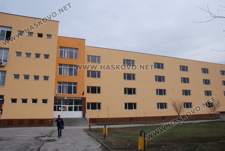 Наплив за директори: По петима за Езиковата и Дървообработването