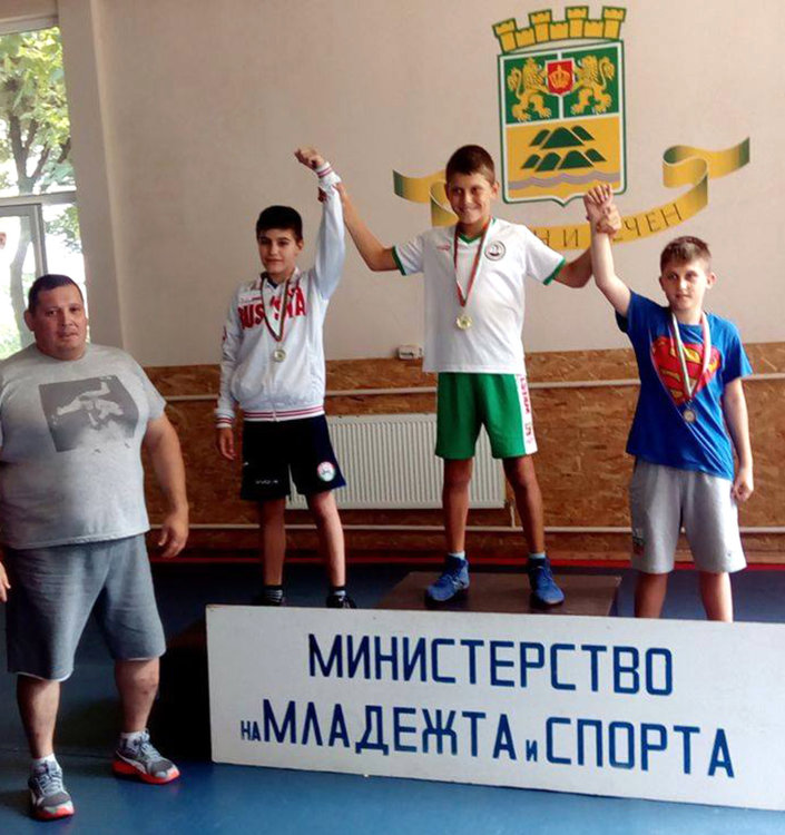 Четирима позлатиха борбата в Сименовград