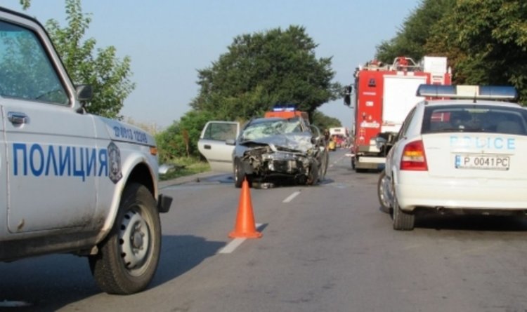 Един загина, а четирима са ранени след катастрофа
