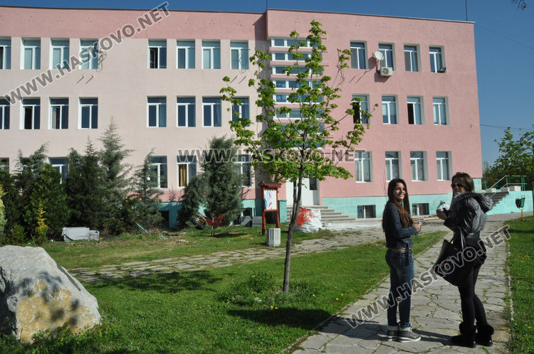 Наплив за директори: По петима за Езиковата и Дървообработването