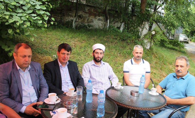 Кмет и имамин пиха заедно байрамско кафе