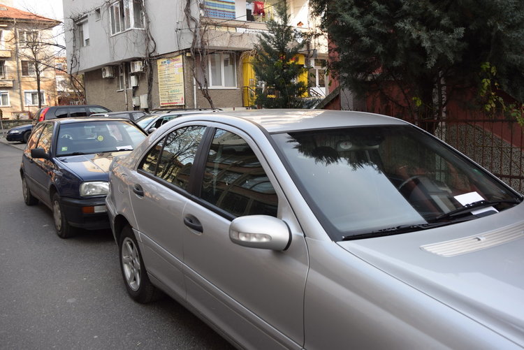 Глобяват по 150 шофьори седмично за неправилно паркиране,наглеци продължават да окупират тротоарите