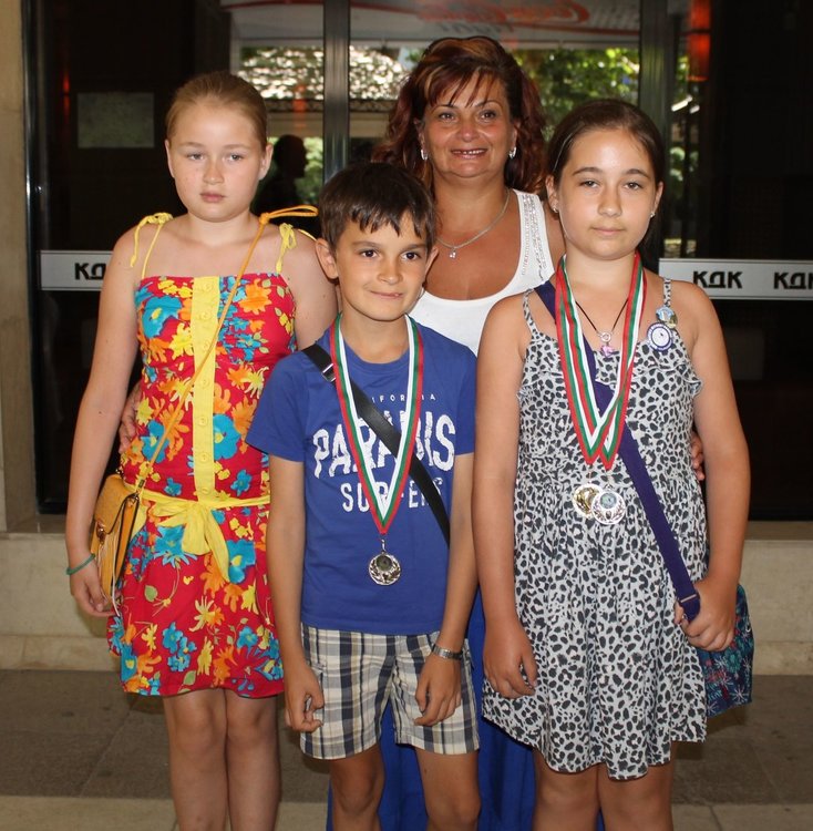 Третокласниците с преподавателя Петя Йорданова