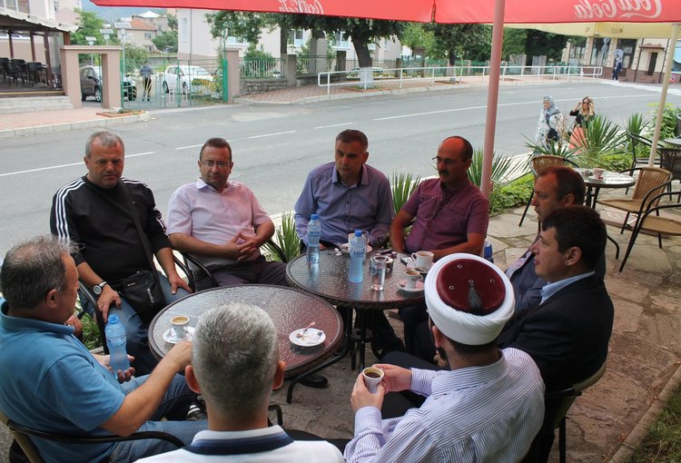 Кмет и имамин пиха заедно байрамско кафе