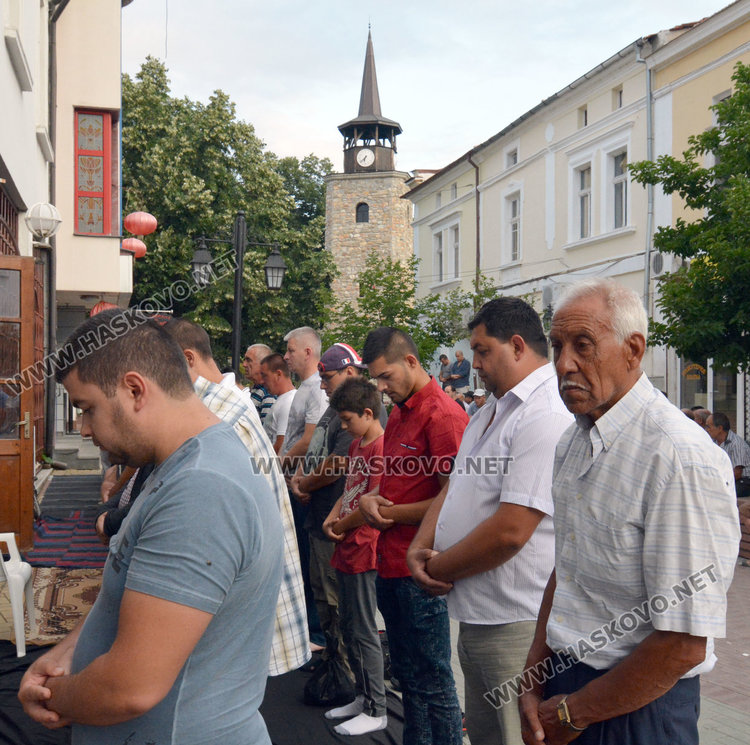 Джамията в Хасково отесня за Байрама, молят се на улицата пред храма