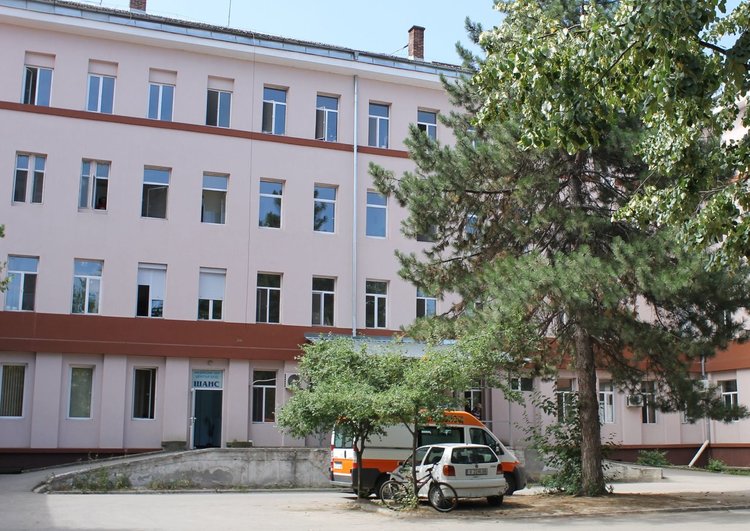 Работещите в тукашната Спешна помощ коментираха, че инжекцията против тетанус не е спешна манипулация, а т.нар. поддържаща манипулация