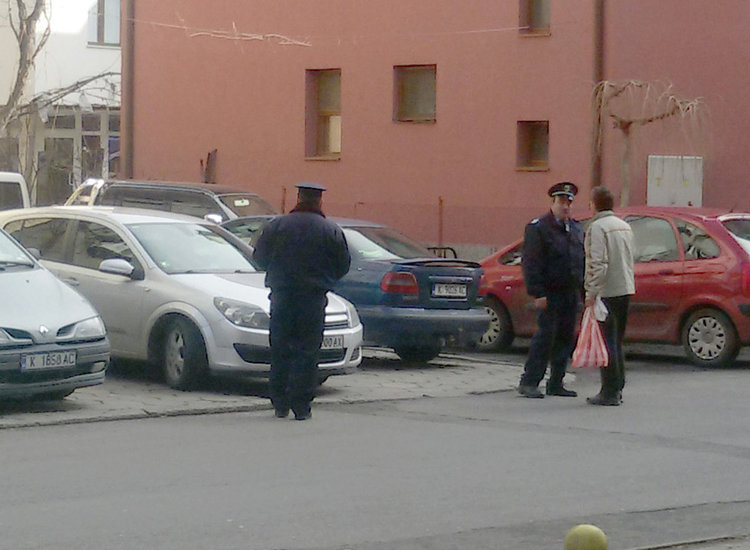 Глобяват по 150 шофьори седмично за неправилно паркиране,наглеци продължават да окупират тротоарите