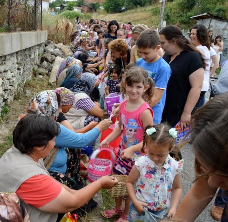 Над 250 деца на опашка за бонбони в Комунига