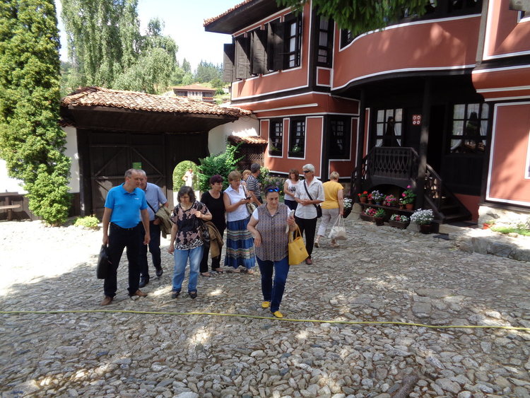 Фирма „Искра”празнува текстилния празник във възрожденска Копривщица