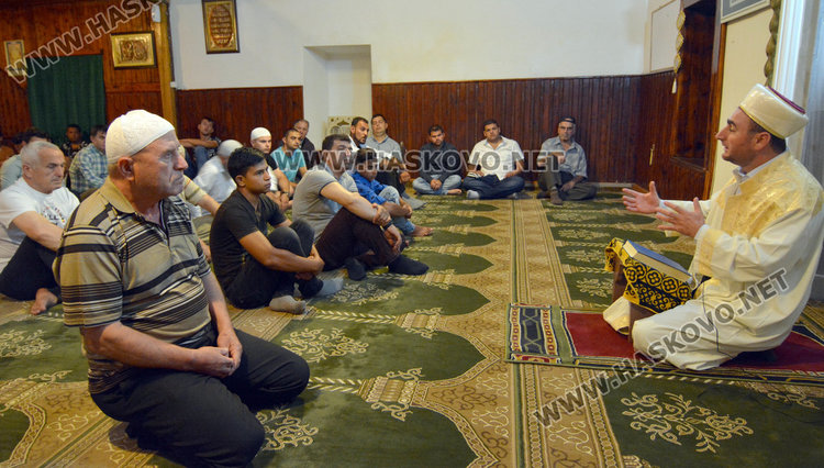 Джамията в Хасково отесня за Байрама, молят се на улицата пред храма