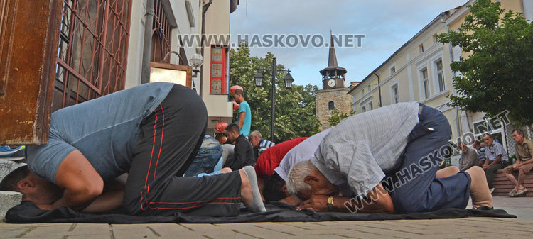Джамията в Хасково отесня за Байрама, молят се на улицата пред храма