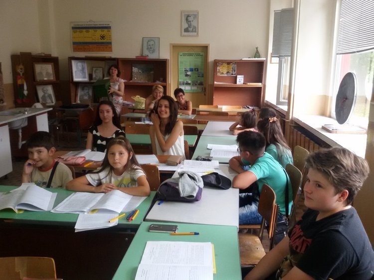 Ученици нагазиха в дебрите на пчеларството