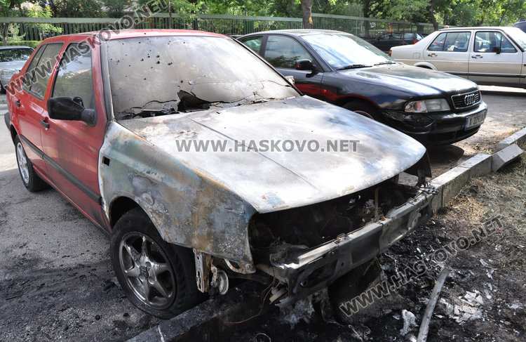 Кола на полицай лумна в пламъци тази нощ на ул. „Мадара“