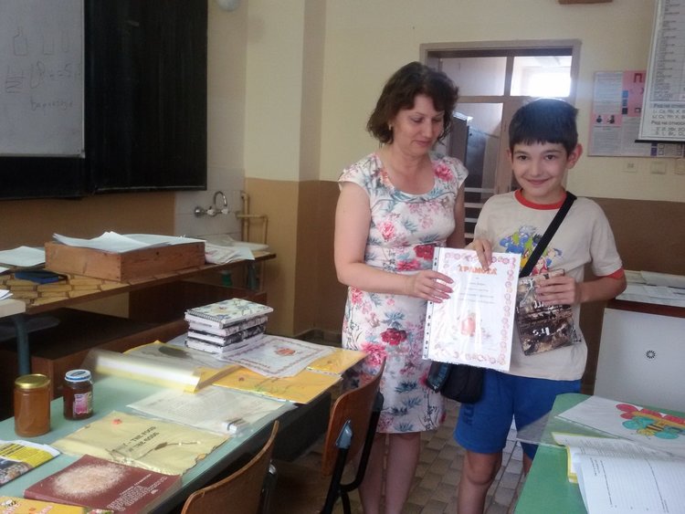 Ученици нагазиха в дебрите на пчеларството