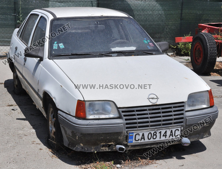 Опел ръждясва на Наказателния паркинг в Хасково вече 4 години