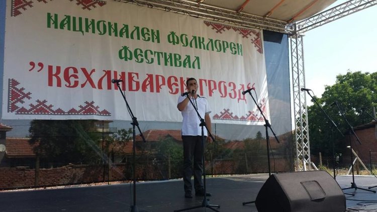Първо място в Националния фолклорен фестивал "Кехлибарен грозд" завоюва отново народният изпълнител от Злато поле Тенчо Тенчев