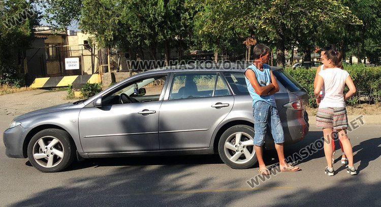 Разсеяна шофьорка намачка Опела си в Мазда до поделението в Кенана