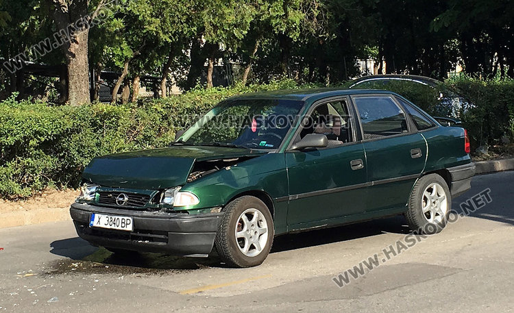 Разсеяна шофьорка намачка Опела си в Мазда до поделението в Кенана