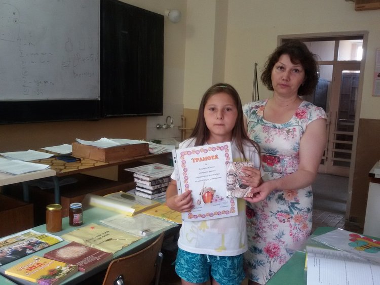 Ученици нагазиха в дебрите на пчеларството