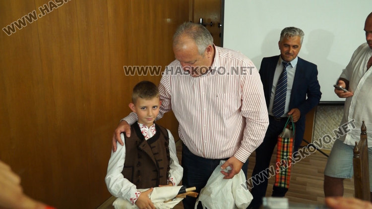 Кметът Мелемов подари гайда на 10 годишния Стефан, който има желание да се учи на инструмента. След призива:"За всяко дете на Рожен-гайда, кметът призова, всички желаещи да се учат да свирят да подадат заявка в общината, за да могат да получат в дар по един инструмент и да се съхрани фолклорната традиция