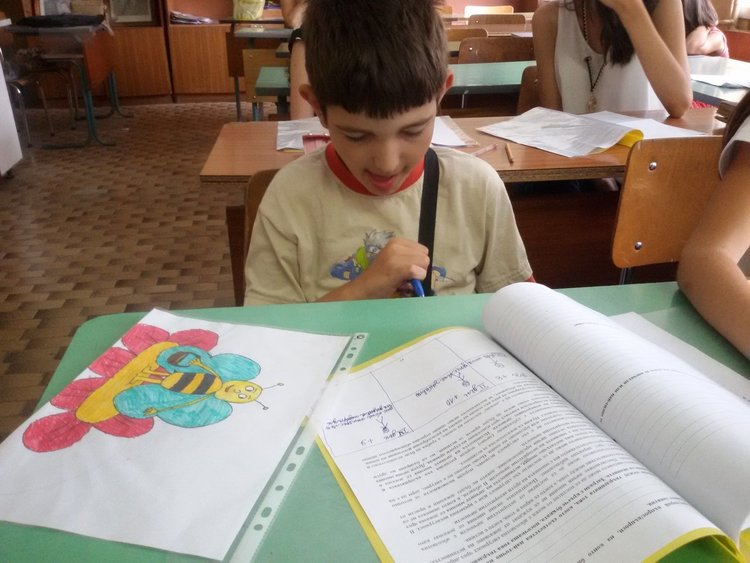 Ученици нагазиха в дебрите на пчеларството