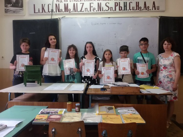 Ученици нагазиха в дебрите на пчеларството