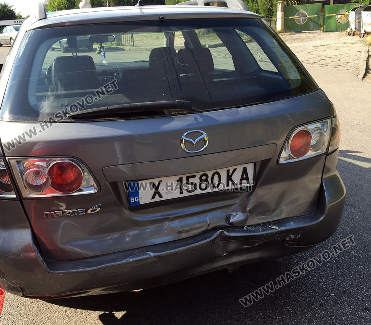 Разсеяна шофьорка намачка Опела си в Мазда до поделението в Кенана