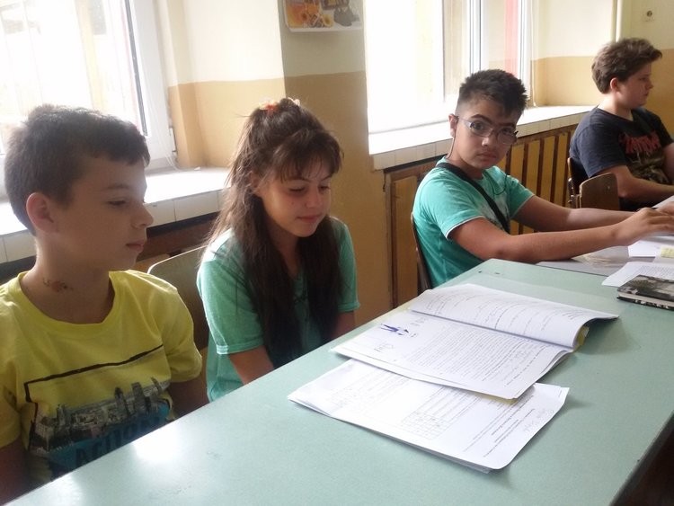 Ученици нагазиха в дебрите на пчеларството