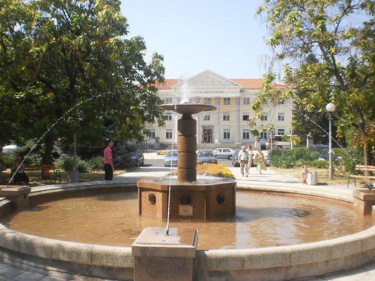 Роми откриха плувното лято в шадраваните на Кърджали