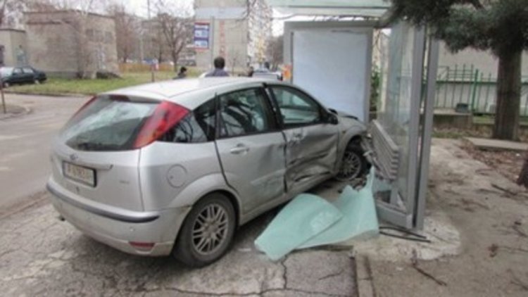 Кола се вряза в автобусна спирка, има жертва