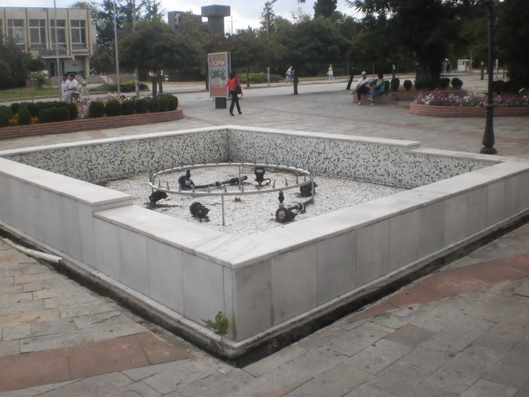 Роми откриха плувното лято в шадраваните на Кърджали