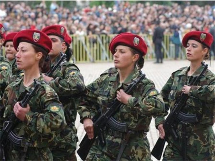 Задължителна казарма и за жените поиска военният министър