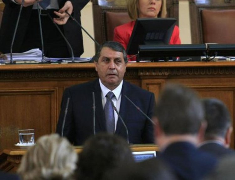 Цацаров поиска имунитета на Бат Сали  