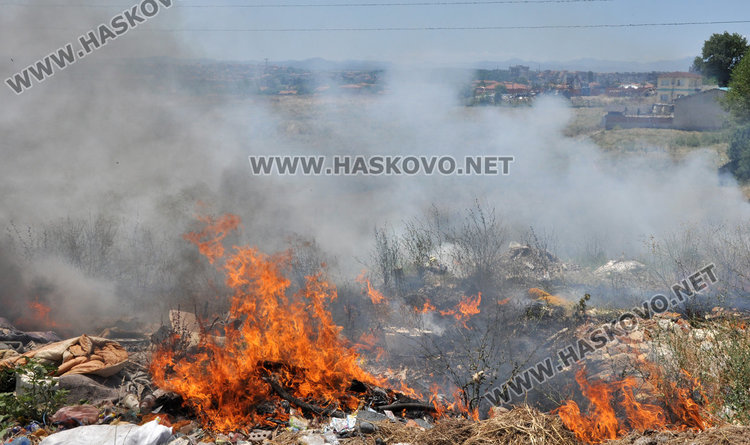 Боклукът на Република едва не катурва пожарната, гасят с палки