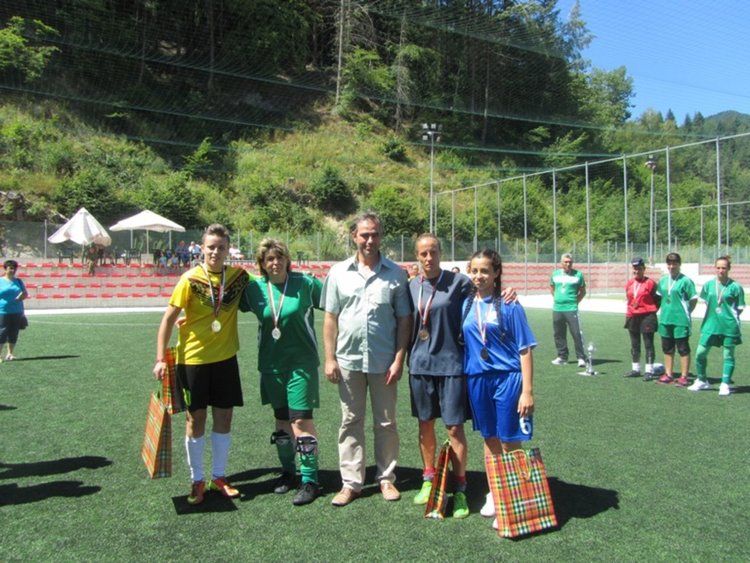 Връчиха наградите от турнира за жени военнослужещи на стадион "Смолян"