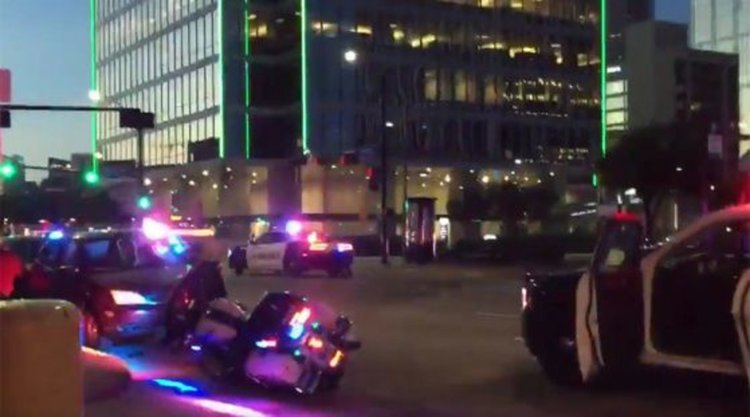 Петима полицаи загинаха при протести в Далас (обновена)