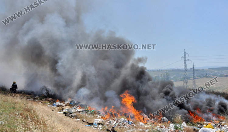 Боклукът на Република едва не катурва пожарната, гасят с палки