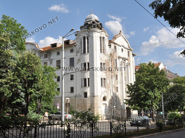 Дърво расте на покрива на "Марса", сградата се руши и дебне жертви 